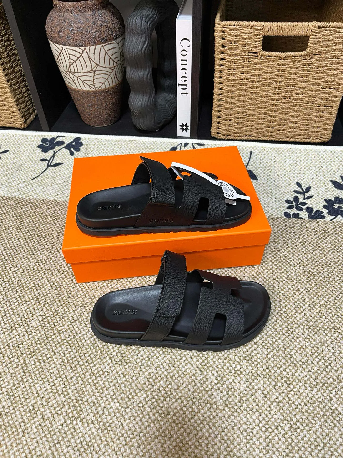 P300 Long-term stock Hermes men’s Kazimir slippers for couples - top quality woven calfskin functional sandals with intertwined uppers inspired by the “H” iconic pattern to create a casual look, perfect for summer. Imported cowhide + cowhide lining + TUP outsole Size: 35-46